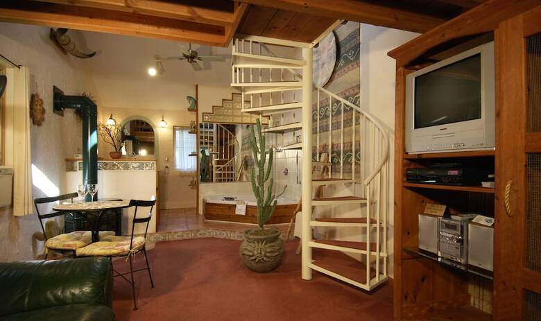 Bed & Breakfast Wrens Nest Village Inn
