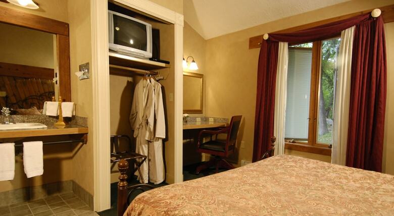 Bed & Breakfast Wrens Nest Village Inn
