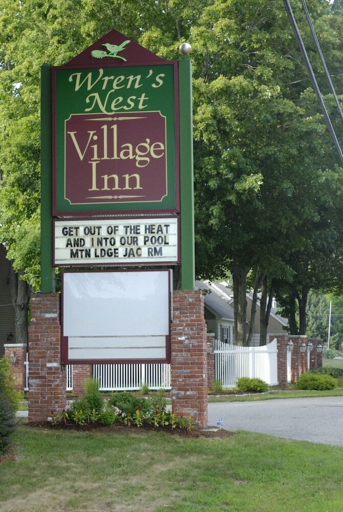 Bed & Breakfast Wrens Nest Village Inn