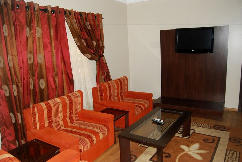 Hotel Grand Inn & Suites