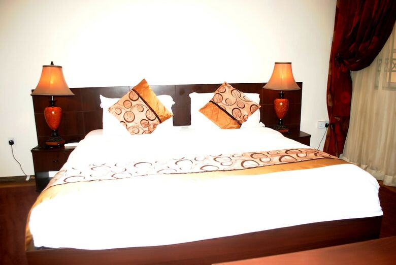 Hotel Grand Inn & Suites