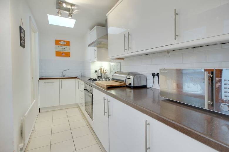 Brighton Getaways - Sunny Cottage