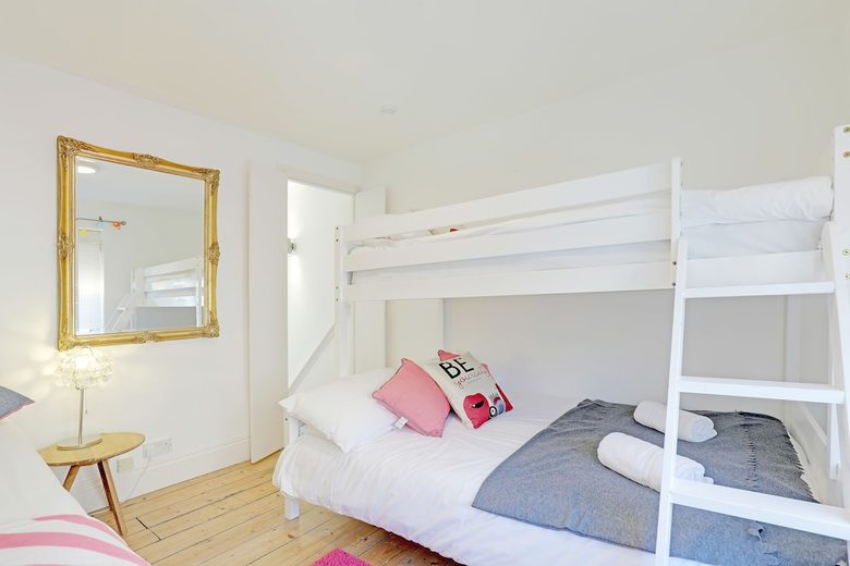 Brighton Getaways - Sunny Cottage