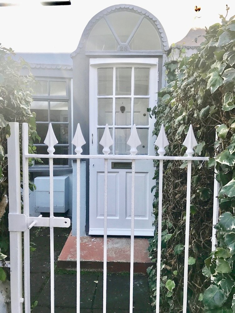 Brighton Getaways - Sunny Cottage