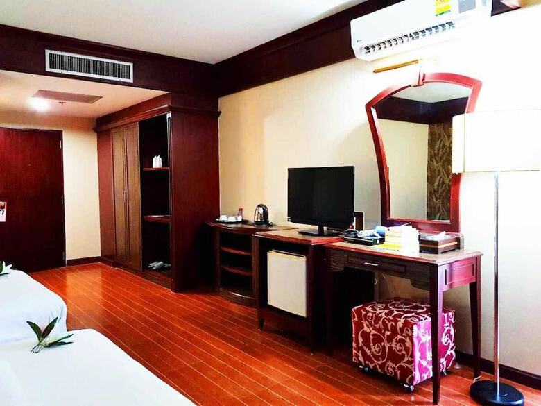 J.p. Emerald Hotel