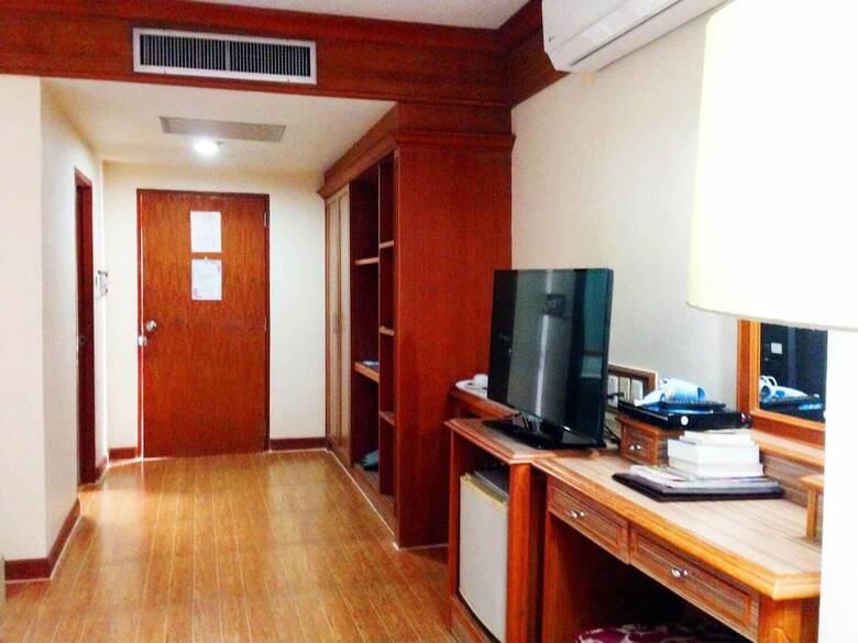 J.p. Emerald Hotel