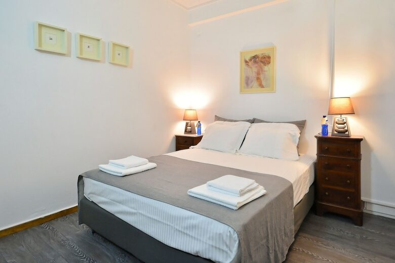 Plaka Elegant Apartment