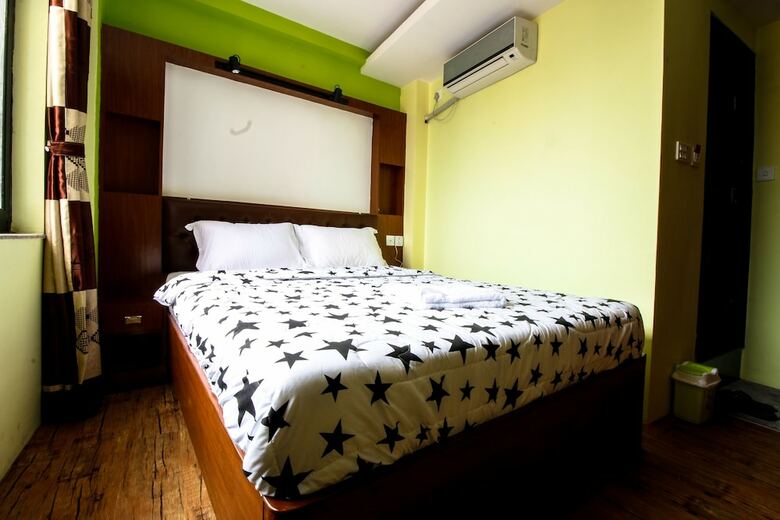 Hotel Everest Holiday Inn