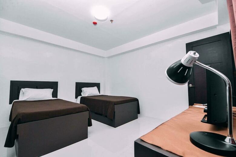 Hotel The Strand Suites And Dormitel