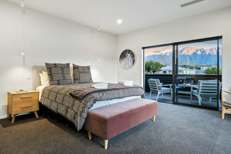 Lakeside Luxury On Suburb Street