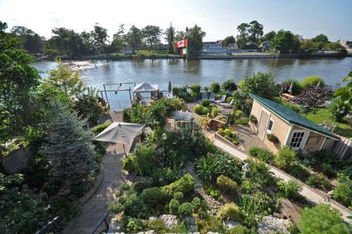 Hostal Riverfront Villa