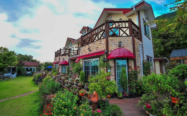Kkotnim's Pension & Cafe