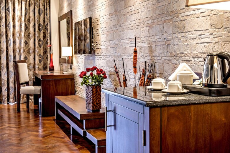 Magna Hotel And Suites
