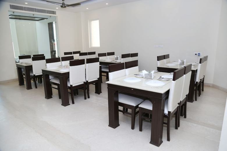 Hotel Qcent Gurgaon By Pacific Inn