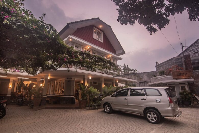 Hotel Front One Boutique Baluran Malang