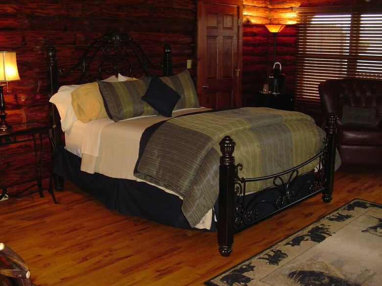 Bed & Breakfast Bear Lodges & 131 Main Street