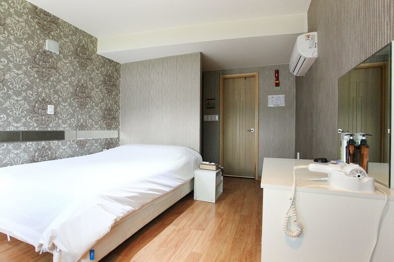 J Hotel