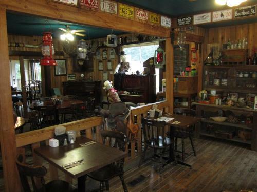 Posada Old Towne Inne Chuckwagon Bar & Grill