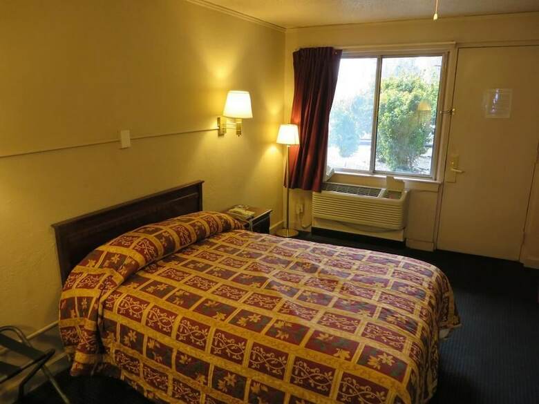 Hotel Budgetel Inn & Suites