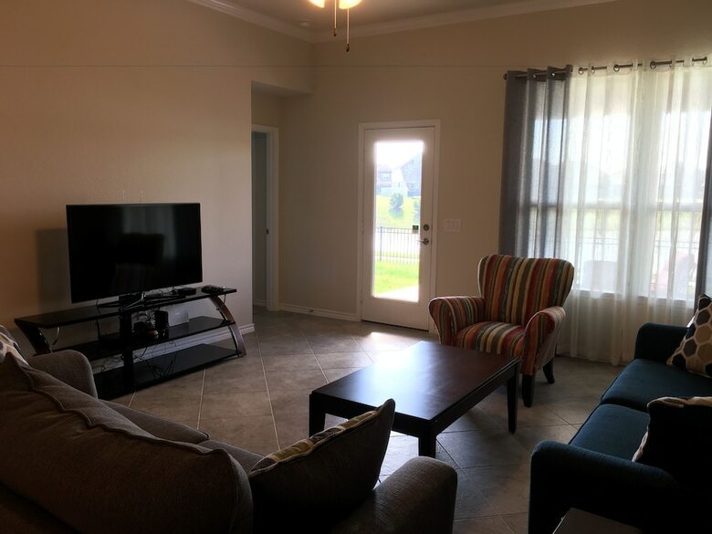 Lake Front House 4br2b In West Houston