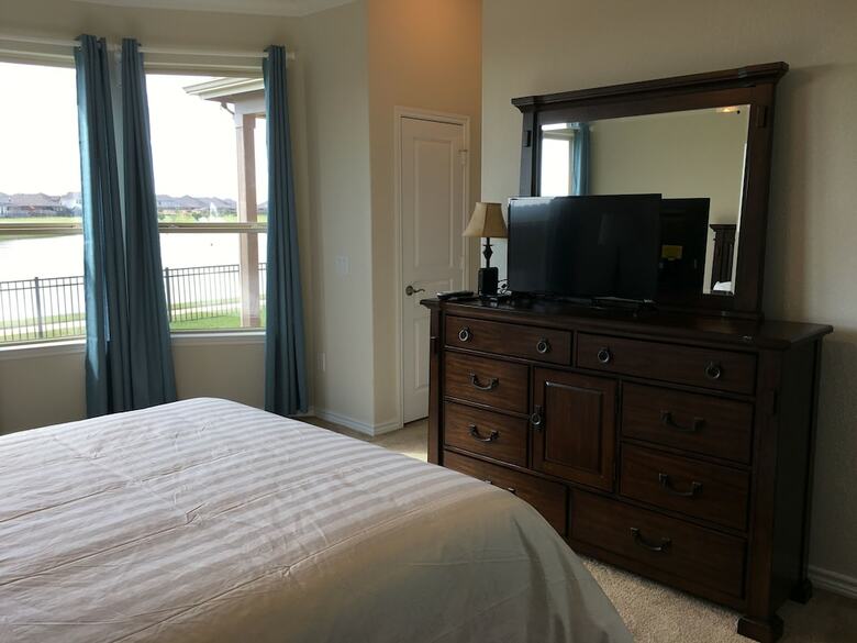 Lake Front House 4br2b In West Houston