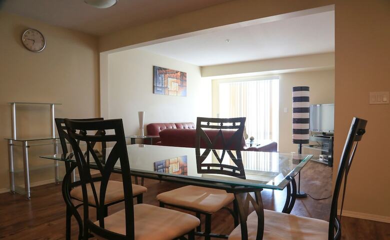 Vibrant Flat 10 Min Drive Downtown