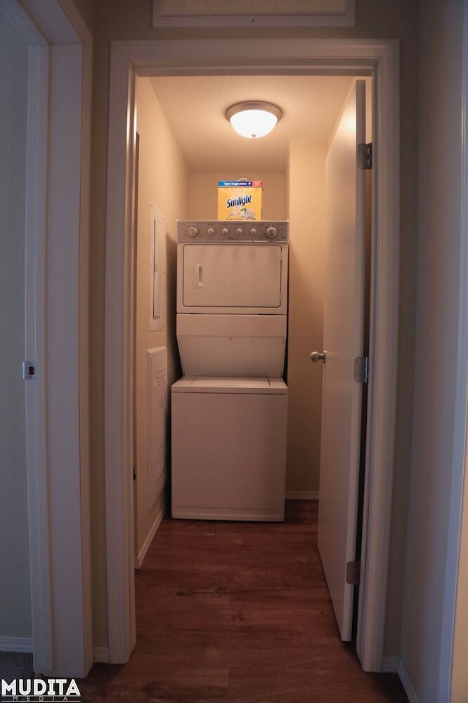 Vibrant Flat 10 Min Drive Downtown