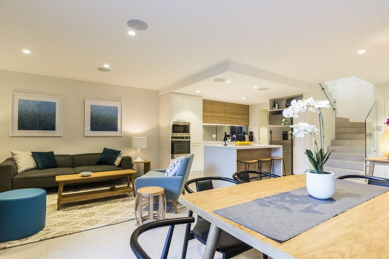 Executive 2 Storey Apartment With Pool