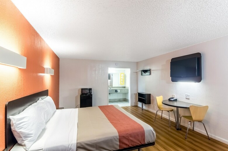 Motel 6 Clinton, Ok