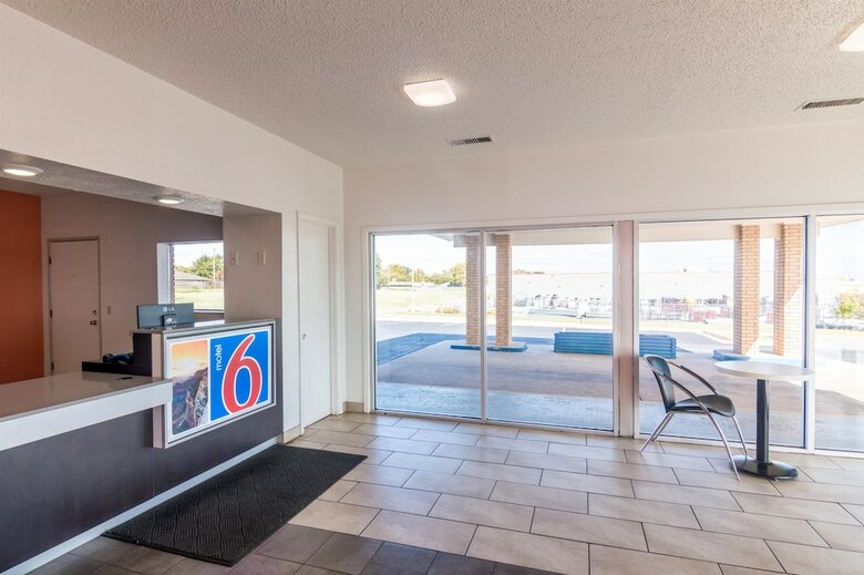 Motel 6 Clinton, Ok