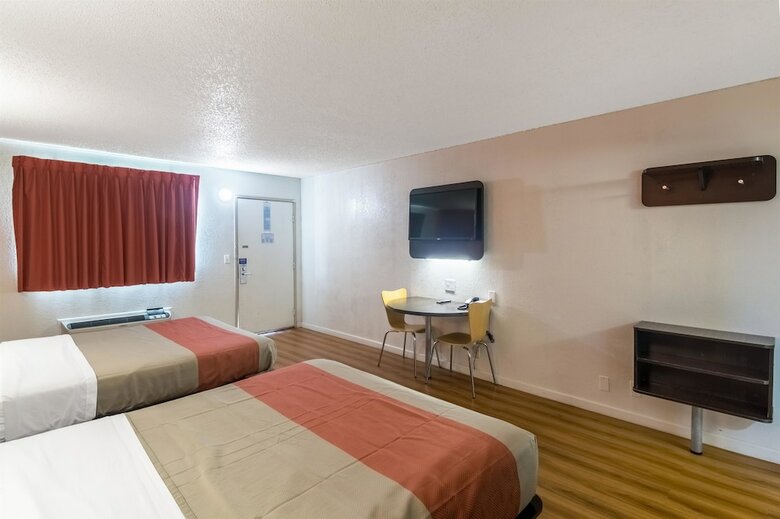 Motel 6 Clinton, Ok