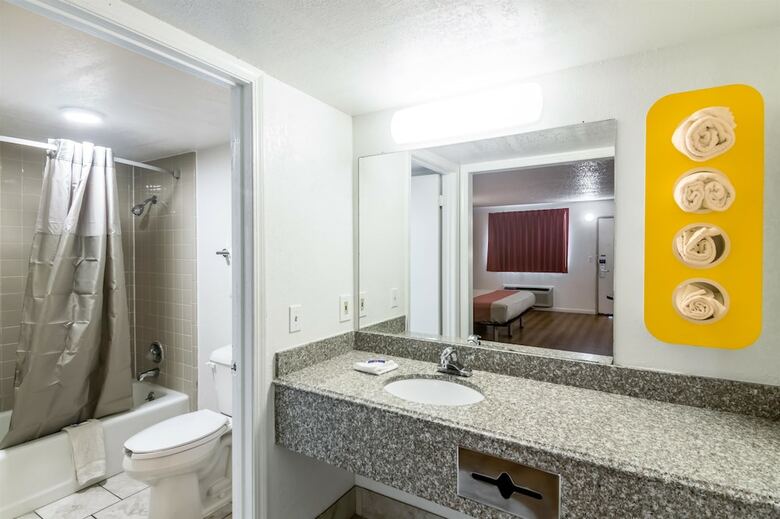 Motel 6 Clinton, Ok