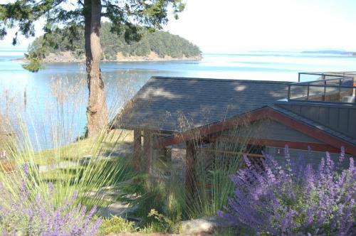 Hotel Mayne Island Resort