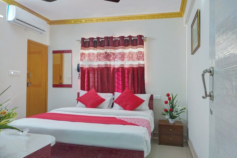 Oyo 11093 Hotel Rathod Suites