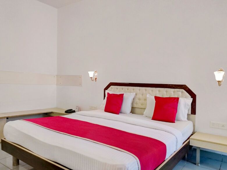 Oyo 11093 Hotel Rathod Suites