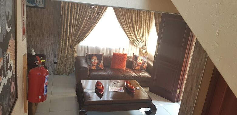 Hotel Ekuthuleni Guest House - Soweto