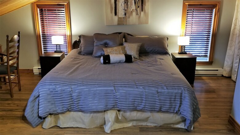 Duhamel Rock Cliff 3-bedroom Waterfront Chalet