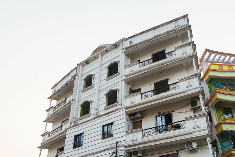 Oyo 10471 Hotel Samrat Palace