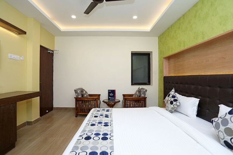 Oyo 11666 Hotel Prakash Inn