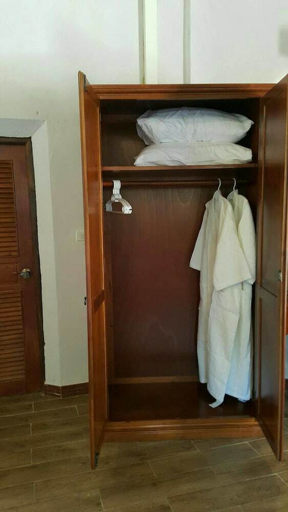 Hotel Khemmarat Baandin Resort