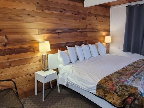Pines Motel