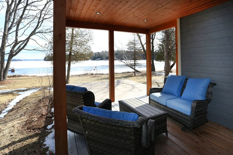 Lakefront Cottage With Stunning Lakeview