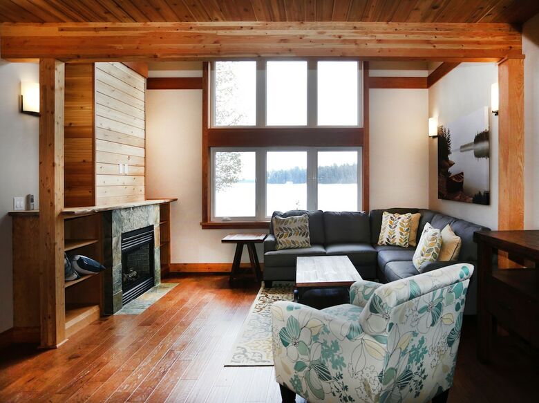 Lakefront Cottage With Stunning Lakeview