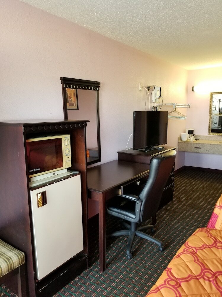 Turnpike Motel