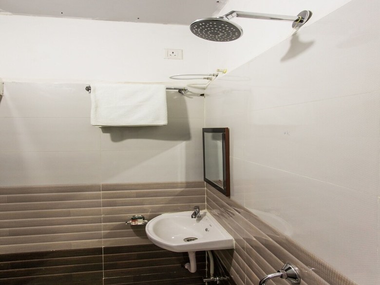 Oyo 12161 Hotel Madhur Inn