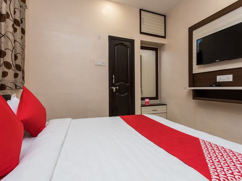 Oyo 12161 Hotel Madhur Inn