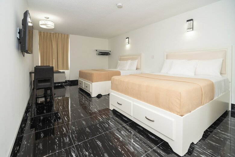 Hotel Diplomat Inn