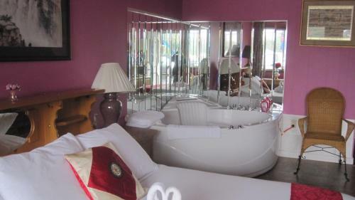 Motel Ritz Inn Niagara & Wedding Chapel