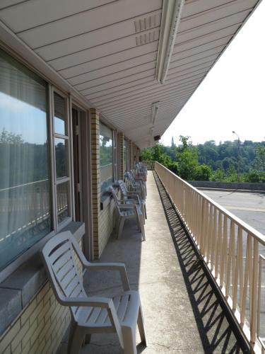 Riverview Motel