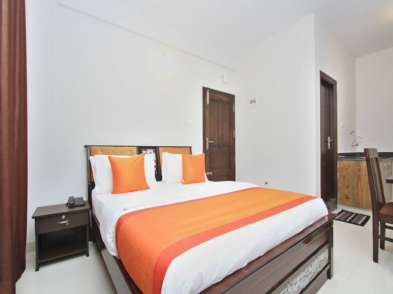 Oyo 12033 Hotel Royal Residence